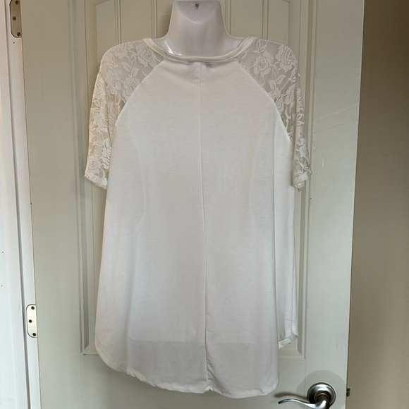 PanHandle Off White top with lace sleeves. Size M - Picture 2 of 4